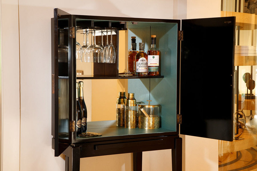 A bárszekrény belseje tükörborítású és pohártartót is tartalmaz.