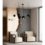 Kortárs nappaliban, arany- és betonfal előtt álló két darab kortárs design fotel.