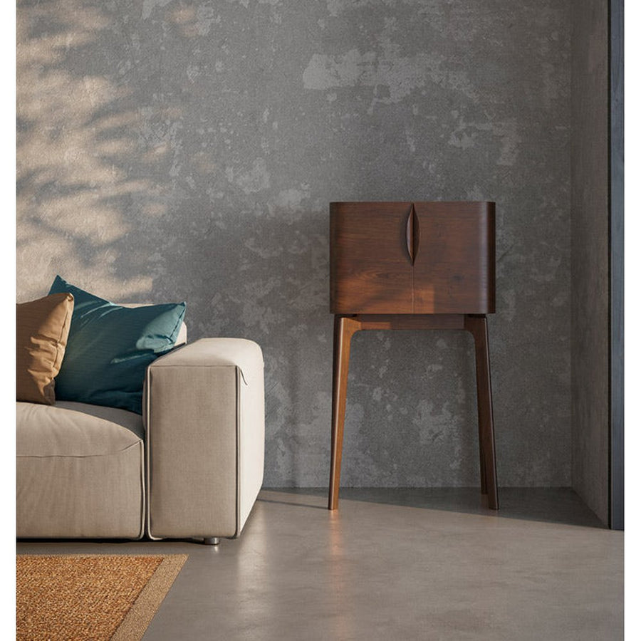 Modern nappaliban álló kőrisfából készült, századközepi modern stílusú, design likőrszekrény