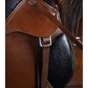 A viktoriánius korabeli hintaló míves kantár- és nyeregrészlete.