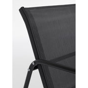 Kortárs stílusú, szénfekete színű fém kerti bútor szett székének részlete a textilén háttámláról.