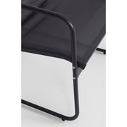 Kortárs stílusú, szénfekete színű fém kerti bútor szett székének részlete a textilén ülőfelületről.