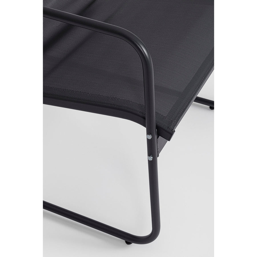 Kortárs stílusú, szénfekete színű fém kerti bútor szett székének részlete a textilén ülőfelületről.