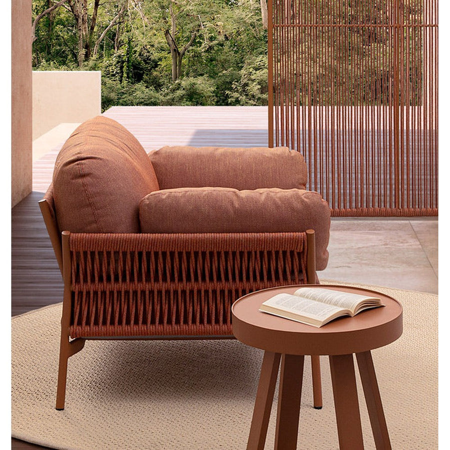 Fedett teraszon álló kortárs stílusú, korallszínű kültéri, kerti fotel.