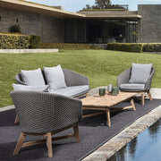 Medence partján álló négyrészes prémium kerti ülőgarnitúra.