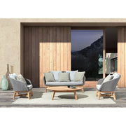 Teraszon álló négyrészes prémium kerti ülőgarnitúra.