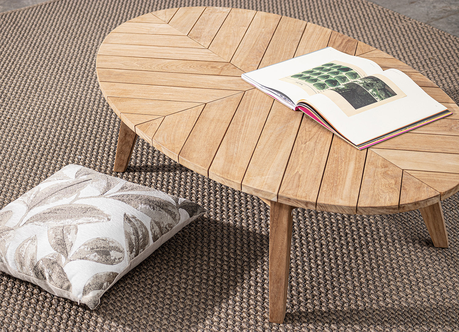 Prémium kategóriás, ovális alakú, design teakfa dohányzóasztal