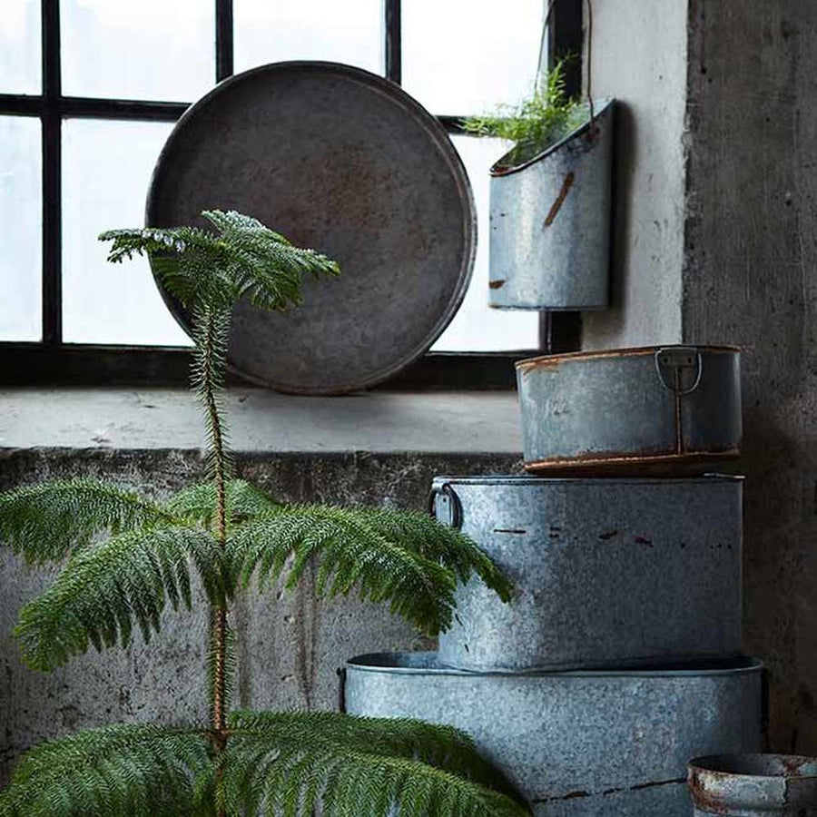 Vidék, country stílusú, óriás méretű, 50 és 60 cm hosszú, antikolt patinás felületű füles bádogkaspó szett