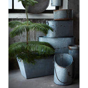 Vidéki stílusú, különböző méretű és formájú bádogkaspók.