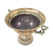 Patinás, óarany színű, serlegformájú fémkaspó dekoratív fülekkel.