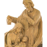 Antikolt felületű, fahatású, szoborszerű karácsonyi betlehem közelképe.