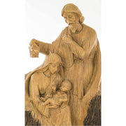 Antikolt felületű, fahatású, szoborszerű karácsonyi betlehem közelképe.