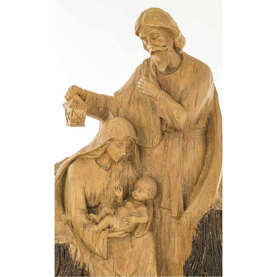 Antikolt felületű, fahatású, szoborszerű karácsonyi betlehem közelképe.