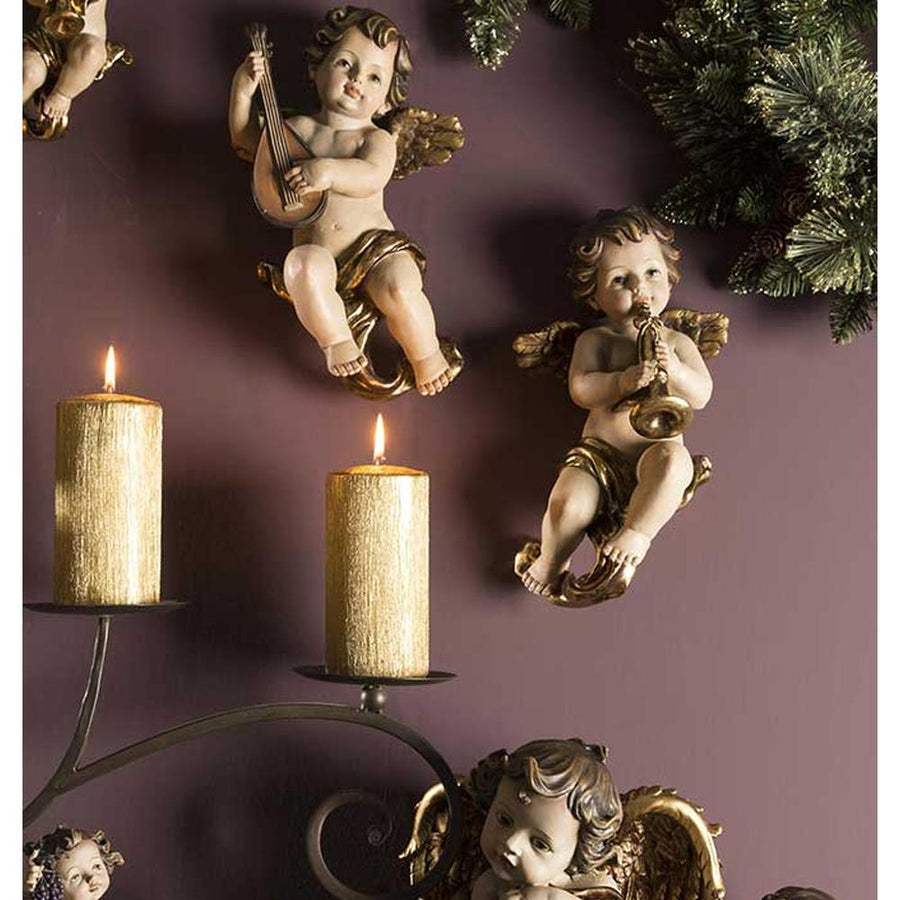 Karácsonyi angyalkák lila színű falon arany gyertyával