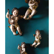 Barokk stílusú, 34 cm magas, falra függeszthető harsonás és lanton játszó angyalok kék falon.