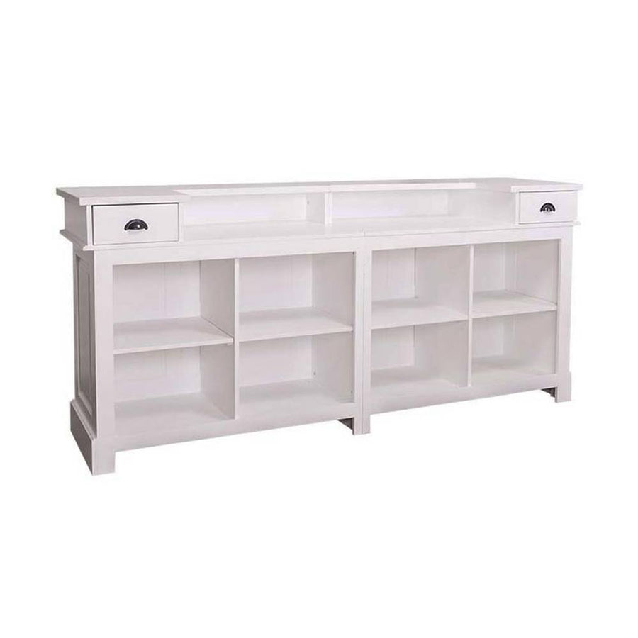 Fenyőfa bárpult dekoratív, kazettás jellegű dekorációval, polcokkal és fiókkal. Fehér színű.