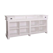 Fehér színű, country stílusú fenyőfa bárpult faragott kazettadíszekkel. Nyolc polc, két fiók és egy nagyobb munkafelület segíti a munkát.