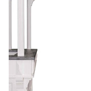 Részletfotó a fehér színű, fenyőfából készült bárpult sarokelemről öt oszlopon álló galériával.