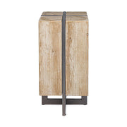 Skandináv stílusú, fenyőfából és fémből készült rusztikus bárszék.