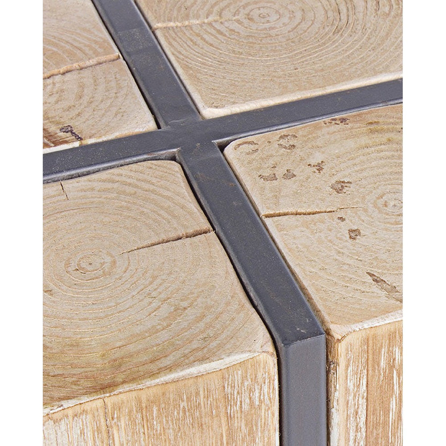 Skandináv stílusú, fenyőfából és fémből készült rusztikus bárszék.