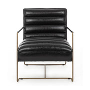 Egyedi formatervezésű, fekete műbőrrel kárpitozott kortárs stílusú fotel.