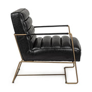 Egyedi formatervezésű, fekete műbőrrel kárpitozott kortárs stílusú fotel.