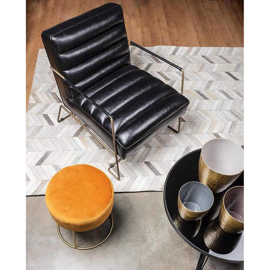 Egyedi formatervezésű, fekete műbőrrel kárpitozott kortárs stílusú fotel.