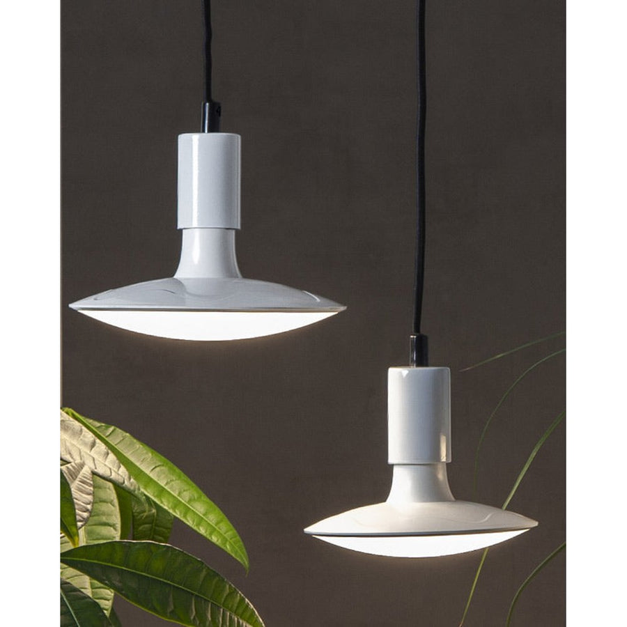 Fényes fehér, modern formavilágú függeszthető dekorfoglalat.