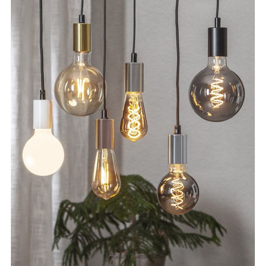 Fényes fehér, modern formavilágú függeszthető dekorfoglalat.