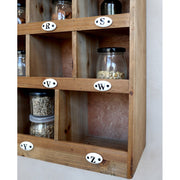 Loft stílusú, jegenyefenyőből készült szortírozó polc, huszonhat darab porcelán betűjelzéssel ellátott rekesszel.