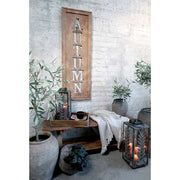 Loft stílusú szobában, lócán, fatálcán álló vintage stílusú fémlámpás pokróccal és teáscsészével.