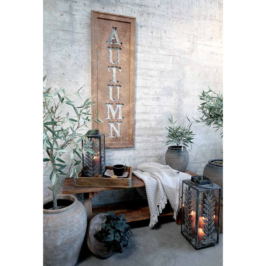 Loft stílusú szobában, lócán, fatálcán álló vintage stílusú fémlámpás pokróccal és teáscsészével.