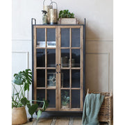 Industrial stílusú fém vitrines szekrény, jegenyefából készült üvegezett ajtókkal, és három darab nyárfa polccal.