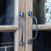 Industrial stílusú fém vitrines szekrény, jegenyefából készült üvegezett ajtókkal, és három darab nyárfa polccal.