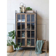 Loft stílus szoba az ipari stílusú fém vitrines tárolószekrénnyel.