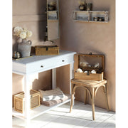 Vintage provanszi stílusú szobabelső fésülködő asztallal, tükörrel és rattan ülőfelületes ülőkével.