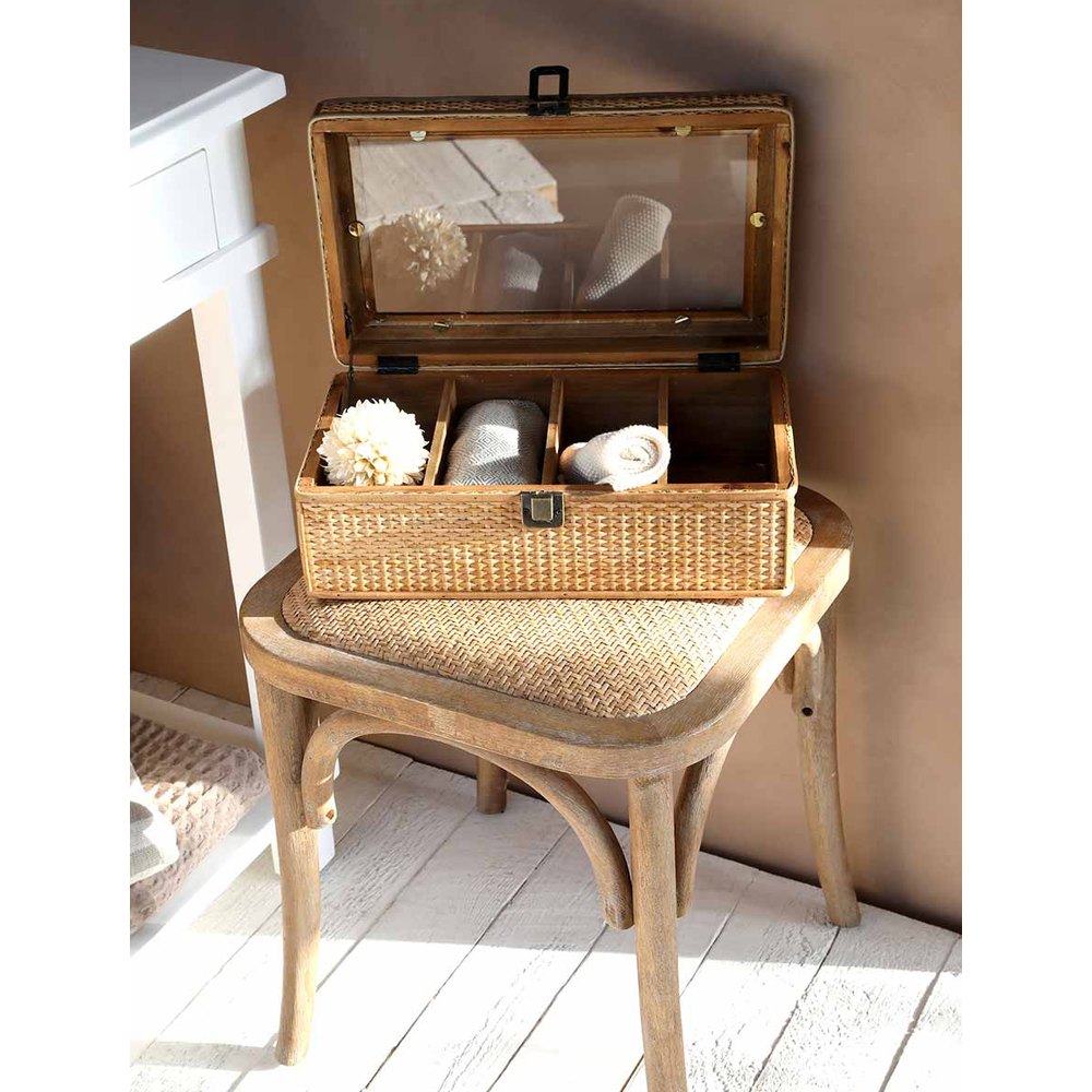Vintage provanszi stílusú szobabelső fésülködő asztallal, tükörrel és rattan ülőfelületes ülőkével.