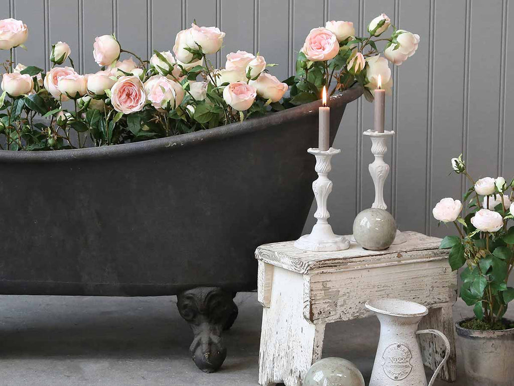 Shabby Chic stílusú szobában álló, rózsákkal megtöltött provanszi dekorációs fémkád.