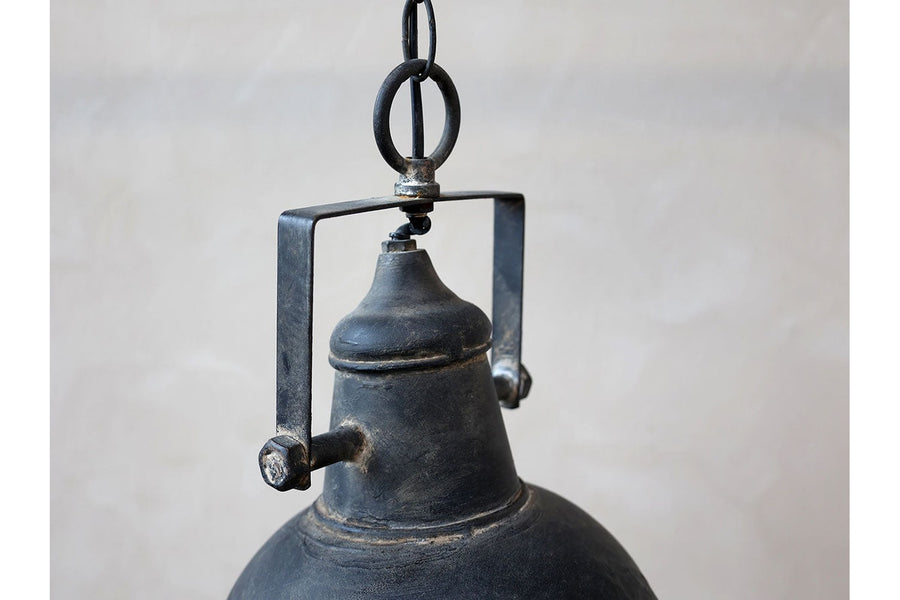 Industrial, loft stílusú fekete fém függeszték lámpa csatlakozója.
