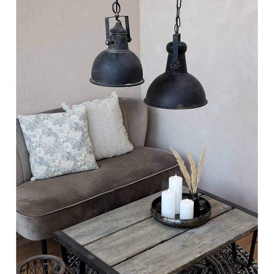 Loft stílusú nappali világosbarna kanapéval, rusztikus asztallal és két ipari stílusú fekete fémlámpával.