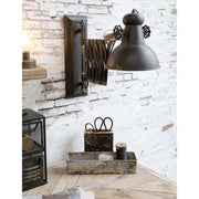 Ipari stílusú dolgozószoba számos kiegészítővel, köztük a fekete színű, fém falilámpával.