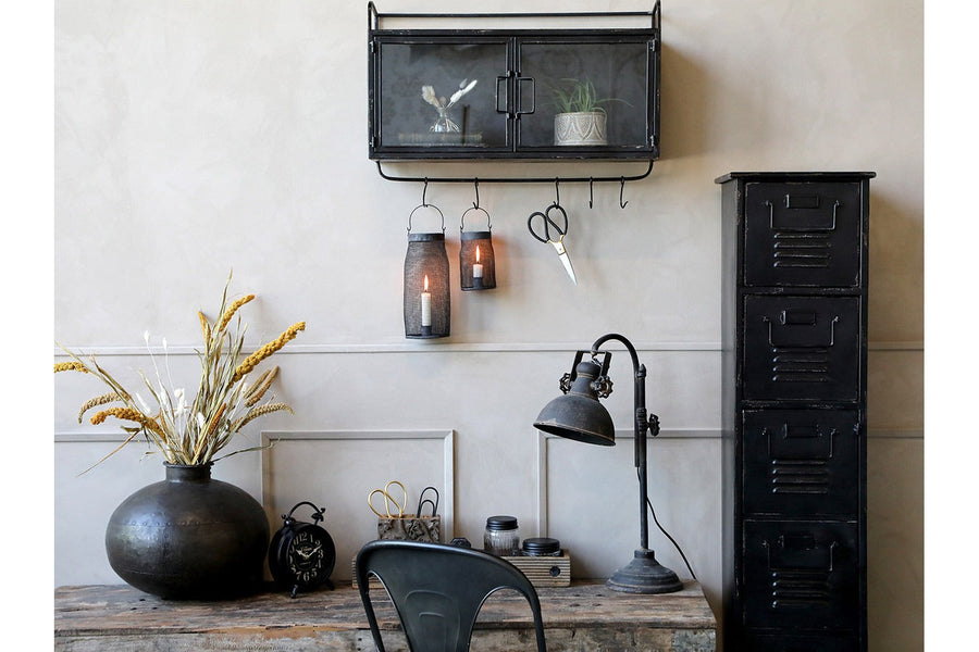 Ipari stílusú dolgozószoba, fém bútorokkal, vintage asztallal rajta a fém asztali lámpával.