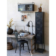 Ipari stílusú dolgozószoba, fém bútorokkal, vintage asztallal rajta a fém asztali lámpával.