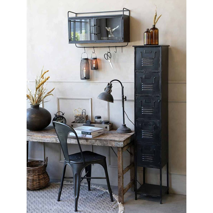 Ipari stílusú dolgozószoba, fém bútorokkal, vintage asztallal rajta a fém asztali lámpával.