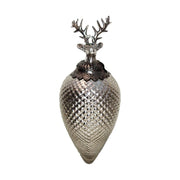 Prémium kategóriás, nagyméretű, 45 cm hosszú, ezüst színű, fenyőtoboz formájú, függeszthető üvegdísz, szarvasfejes fűgesztékkel