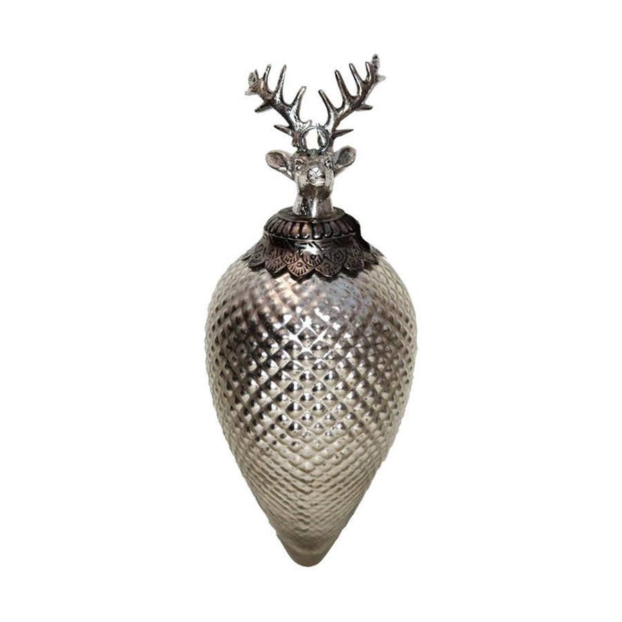 Prémium kategóriás, nagyméretű, 45 cm hosszú, ezüst színű, fenyőtoboz formájú, függeszthető üvegdísz, szarvasfejes fűgesztékkel