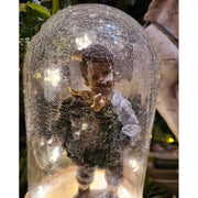 Vidéki stílusú, repesztett, foncsoros dizájnú üvegbúra fa talapzattal, karácsonyi csillag formájú, meleg fényű LED világítással vintage karácsonyi kisfiúval 