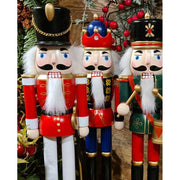 Klasszikus stílusú, piros, fehér, fekete és aranyszínű fából készült diótörő katona figura.