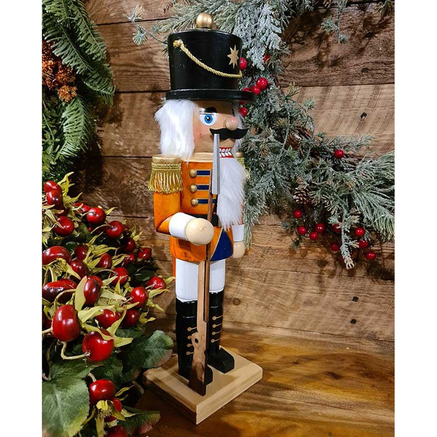 Klasszikus stílusú, fából készült, 45 cm magas diótörő katona.