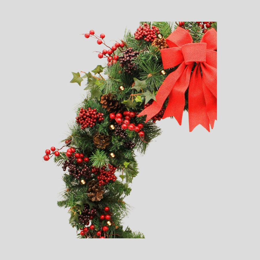 Vidéki stílusú, 180 cm hosszú karácsonyi fenyőgirland piros bogyókkal LED világítással.